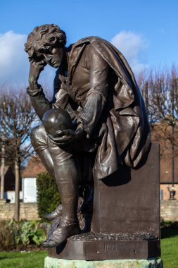 Stratford-Upon-Avon, İngiltere - 12 Şubat 2024: Hamlet Yorick 'in kafatasını tefekkür ediyor - İngiltere' nin Stratford-Upon-Avon kentindeki Gower Anıtı 'nın bir parçası, William Shakespeare' e adanmış ve oyunlarındaki kilit karakterler.