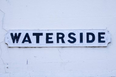 İngiltere 'nin tarihi Stratford-Upon-Avon kasabasında Waterside için bir sokak tabelası..