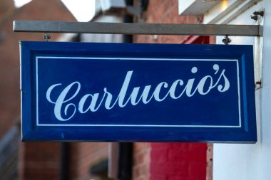 Stratford-Upon-Avon, İngiltere - 12 Şubat 2024: İngiltere 'nin Stratford-Upon-Avon kentindeki bir Carluccios restoranının girişinin üzerinde bir tabela.