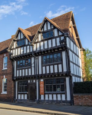 Stratford-Upon-Avon, İngiltere - 12 Şubat 2024: Shakespeare 'in Yeni Yeri, İngiltere' nin Stratford-Upon-Avon kentindeki Chapel Caddesi 'nde yer almaktadır. Burası William Shakespeare 'in son evi ve öldüğü yerdi..