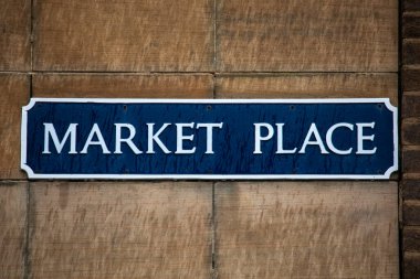 İngiltere 'nin güzel Warwick kasabasında pazar yeri tabelası..