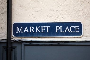 Warwickshire, İngiltere 'deki güzel Warwick kasabasında pazar yeri tabelası..