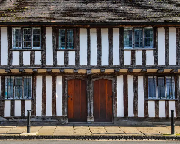 İngiltere 'nin tarihi Stratford-Upon-Avon kasabasında güzel 15. yüzyıl sadaka evleri.  