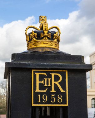 Londra, İngiltere - 4 Mart 2024: Londra 'daki York Gate girişinde bir taç ve II. Elizabeth sembolü. Sokak Kraliyet 'e ait..