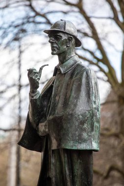 Londra, İngiltere - 4 Mart 2024: Ünlü kurgusal karakter Sherlock Holmes 'un heykeli, Londra, İngiltere' deki Marylebone Road 'daki Baker Street metro istasyonunun dışında yer almaktadır..