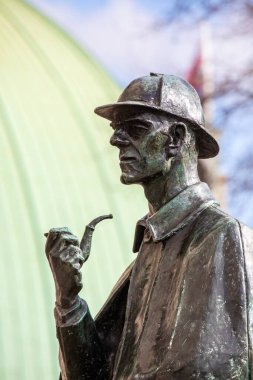 Londra, İngiltere - 4 Mart 2024: Ünlü kurgusal karakter Sherlock Holmes 'un heykeli, Londra, İngiltere' deki Marylebone Road 'daki Baker Street metro istasyonunun dışında yer almaktadır..