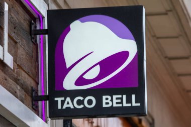 Londra, İngiltere - 4 Mart 2024: Londra, İngiltere 'deki paket servis restoranlarından birinin dış tarafında bir Taco Bell logosu.
