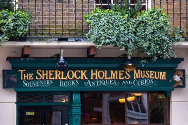Londra, İngiltere - 4 Mart 2024: Londra, İngiltere 'de Baker Caddesi' ndeki Sherlock Holmes Müzesi 'nin dışı.