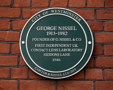 Londra, İngiltere - 4 Mart 2024: İngiltere 'nin başkenti Marylebone' da Siddons Lane 'de bir plaket, George Nissel' in G. Nissel and Co 'yu kurduğu yer, 1946 yılında İngiltere' nin ilk bağımsız kontak lens laboratuvarı..