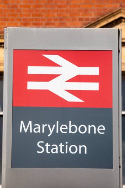 Londra, İngiltere - 4 Mart 2024: Londra, İngiltere 'deki Marylebone Tren İstasyonu önünde bir tabela.