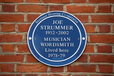 Londra, İngiltere - 4 Mart 2024: Daventry Street, Marylebone, Londra, İngiltere 'de ünlü müzisyen Joe Strummer' ın 1978-79 yılları arasında yaşadığı yer olan mavi bir plaket.