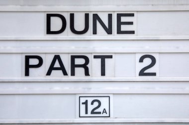 Londra, İngiltere - 4 Mart 2024: Dune Part 2, İngiltere 'nin orta kesimindeki bir sinemanın dış kısmında tanıtılıyor..