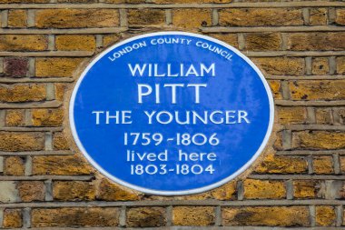 Londra, İngiltere - 4 Mart 2024: Londra, İngiltere 'de Baker Caddesi' nde eski Başbakan Genç William Pitt 'in yaşadığı yeri gösteren mavi bir plaket.