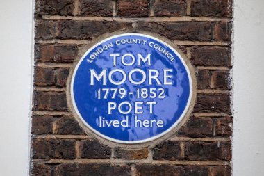 London, UK - March 4th 2024: A blue plaque on George Street in London, UK, marking the location where poet Tom Moore lived. clipart