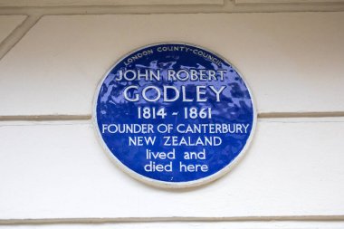 Londra, İngiltere - 4 Mart 2024: Londra, İngiltere 'deki Gloucester Place' de, Canterbury 'nin kurucusu John Robert Godley' in yaşadığı ve öldüğü yeri gösteren mavi bir plaket.