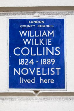 Londra, İngiltere - 4 Mart 2024: Londra, İngiltere 'deki Gloucester Place' de, yazar William Wilkie Collins 'in yaşadığı yeri gösteren mavi bir plaket.