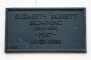 Londra, İngiltere - 4 Mart 2024: Londra, İngiltere 'deki Gloucester Place' de bir plaket, şair Elizabeth Barrett Browning 'in yaşadığı yeri gösteriyor.