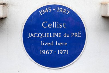 Londra, İngiltere - 4 Mart 2024: Londra, İngiltere 'de Yukarı Montagu Caddesi' nde 1967 ve 1971 yılları arasında ünlü çello sanatçısı Jacqueline du Pre 'nin yaşadığı yeri gösteren mavi bir plaket.