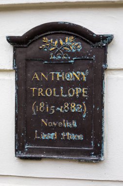 Londra, İngiltere - 4 Mart 2024: Montagu Meydanı, İngiltere 'de bir plaket, romancı Anthony Trollope' un yaşadığı yeri gösteriyor.