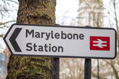Londra, İngiltere - 4 Mart 2024: Londra 'nın merkezindeki Marylebone Tren İstasyonu' nun yönünü gösteren bir yol işareti.