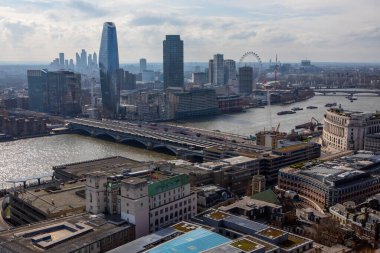 Londra, İngiltere - 9 Mart 2024: Londra 'daki St. Pauls Katedrali' ndeki Altın Galeri 'den nefes kesici manzara.