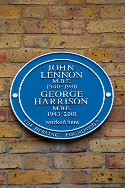 Londra, İngiltere - 18 Mart 2024: Elma Butiği 'nin olduğu Londra' daki Baker Caddesi 'nde bulunan plaket - ölen iki Beatles John Lennon ve George Harrison' ın isimleri plakette yer aldı..