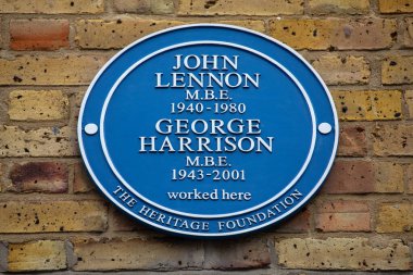 Londra, İngiltere - 18 Mart 2024: Elma Butiği 'nin olduğu Londra' daki Baker Caddesi 'nde bulunan plaket - ölen iki Beatles John Lennon ve George Harrison' ın isimleri plakette yer aldı..