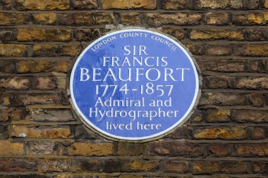 Londra, İngiltere - 18 Mart 2024: Londra 'daki Manchester Caddesi' nde ünlü Amiral ve Hidrografın yaşadığı yeri gösteren mavi bir plaket.