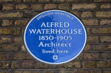 Londra, İngiltere - 18 Mart 2024: Londra 'daki New Cavendish Caddesi' nde ünlü mimar Alfred Waterhouse 'un yaşadığı yeri gösteren mavi bir plaket. 