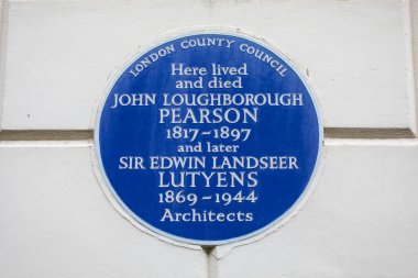 Londra, İngiltere - 18 Mart 2024: Londra 'daki Mansfield Caddesi' nde John Loughborough Pearson ve Sör Edwin Landseer Lutyens 'ın yaşadığı ve öldüğü yer olarak işaretlenmiş bir plaket.