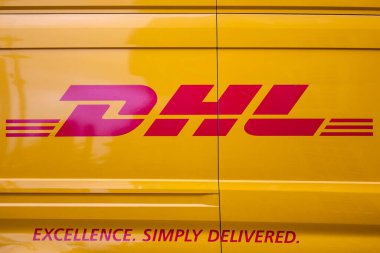 Londra, İngiltere - 18 Mart 2024: DHL logosu teslimat kamyonlarından birinin yanında yakın plan.