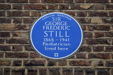 Londra, İngiltere - 18 Mart 2024: İngiltere, Londra 'daki Queen Anne Caddesi' nde, çocuk doktoru Sör George Frederic 'in hala yaşadığı yeri gösteren mavi bir plaket.