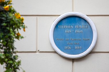 Londra, İngiltere - 18 Mart 2024: Londra 'daki Queen Anne Caddesi' nde portre ve binicilik ressamı Stephen Pearce 'in yaşadığı yeri gösteren mavi bir plaket.