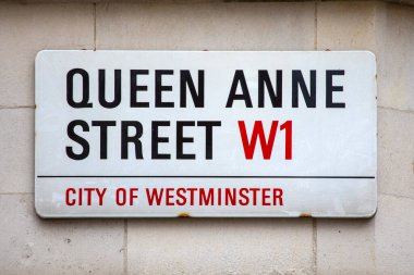Londra, İngiltere - 18 Mart 2024: Londra, İngiltere 'de Queen Anne Caddesi için bir sokak tabelası.