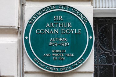Londra, İngiltere - 18 Mart 2024: Londra 'daki Yukarı Wimpole Sokağı' nda ünlü yazar Sir Arthur Conan Doyle 'un çalıştığı yerde yeşil bir plaket.