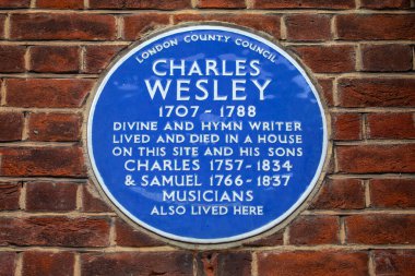 Londra, İngiltere - 18 Mart 2024: Londra 'daki Wheatley Sokağı' nda, İlahi ve İlahi Yazar Charles Wesley 'in oğullarıyla birlikte yaşadığı yerde mavi bir plaket.