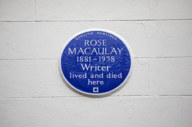 Londra, İngiltere - 18 Mart 2024: Londra 'daki Hinde Caddesi' nde, yazar Rose Macaulay 'in yaşadığı ve öldüğü yeri gösteren mavi bir plaket.