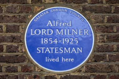 Londra, İngiltere - 18 Mart 2024: Londra 'daki Manchester Meydanı' nda devlet adamı Alfred Lord Milner 'ın yaşadığı yerde mavi bir plaket.