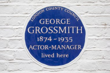 Londra, İngiltere - 18 Mart 2024: Londra 'daki İspanyol mekanında aktör-menajer George Grossmith' in yaşadığı yeri gösteren mavi bir plaket.