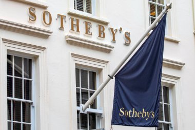 Londra, İngiltere - 18 Mart 2024: Sotheby müzayede evinin dışı, Mayfair, Londra, İngiltere 'de New Bond Caddesi' nde yer almaktadır..