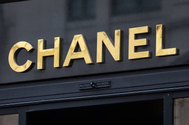 Londra, İngiltere - 18 Mart 2024: Londra, İngiltere 'deki New Bond Caddesi' ndeki mağazalarının dış tarafındaki Chanel logosuna yakın plan.