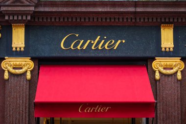Londra, İngiltere - 18 Mart 2024: Londra, İngiltere 'deki New Bond Caddesi' ndeki mağazalarının dış tarafındaki Cartier logosuna yakın plan.