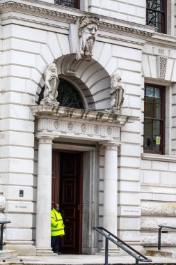 Londra, İngiltere - 18 Mart 2024: HM Hazinesinin girişi, Londra, İngiltere 'de Horse Guards Road' da yer almaktadır..