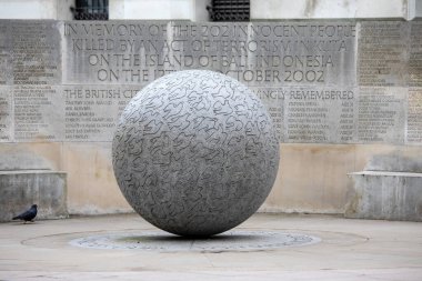 Londra, İngiltere - 18 Mart 2024: Londra, İngiltere 'deki Clive Steps' te dokunaklı Bali Bombalama Anıtı.