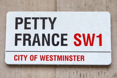 Londra, İngiltere - 18 Mart 2024: Londra, İngiltere 'de Petty France için sokak tabelası.