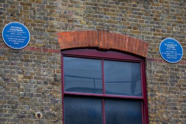 Londra, İngiltere - 3 Nisan 2024: Londra, İngiltere 'de Cable Street' te mavi plaketler, George Chapman (Karındeşen Jack) ve Elizabeth Stride 'in (Karındeşen Deşici kurban) bağlantılı olduğu sokak.