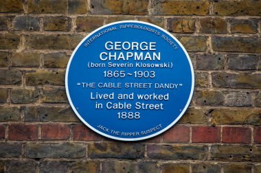 Londra, İngiltere - 3 Nisan 2024: Karındeşen Jack 'in 1888' de yaşadığı ve çalıştığı Londra, İngiltere 'deki Cable Street' te mavi bir plaket.