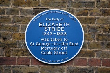 Londra, İngiltere - 3 Nisan 2024: Karındeşen Jack 'in cesedinin 1888' de morga götürüldüğü Londra, İngiltere 'deki Cable Street' te mavi bir plaket.
