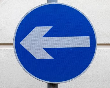Tek yönlü yol tabelasına yakın çekim.