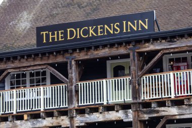 Londra, İngiltere - 3 Nisan 2024: The Dickens Inn 'in dışı, Londra' daki St. Katharine Limanı 'nda yer almaktadır..